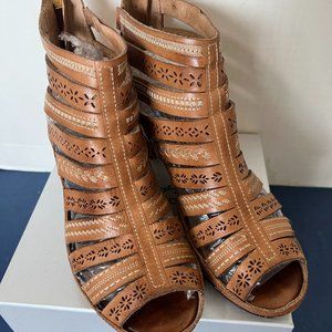 Pikolnos Tan Strappy Heels